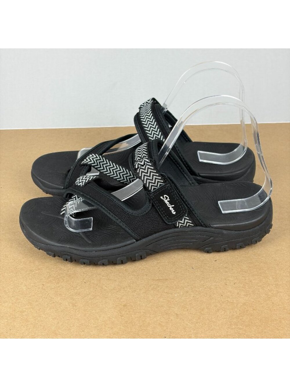 Skechers Toe Loop Chevron Sandals Womens 8 Black White Slip On Casual Comfort